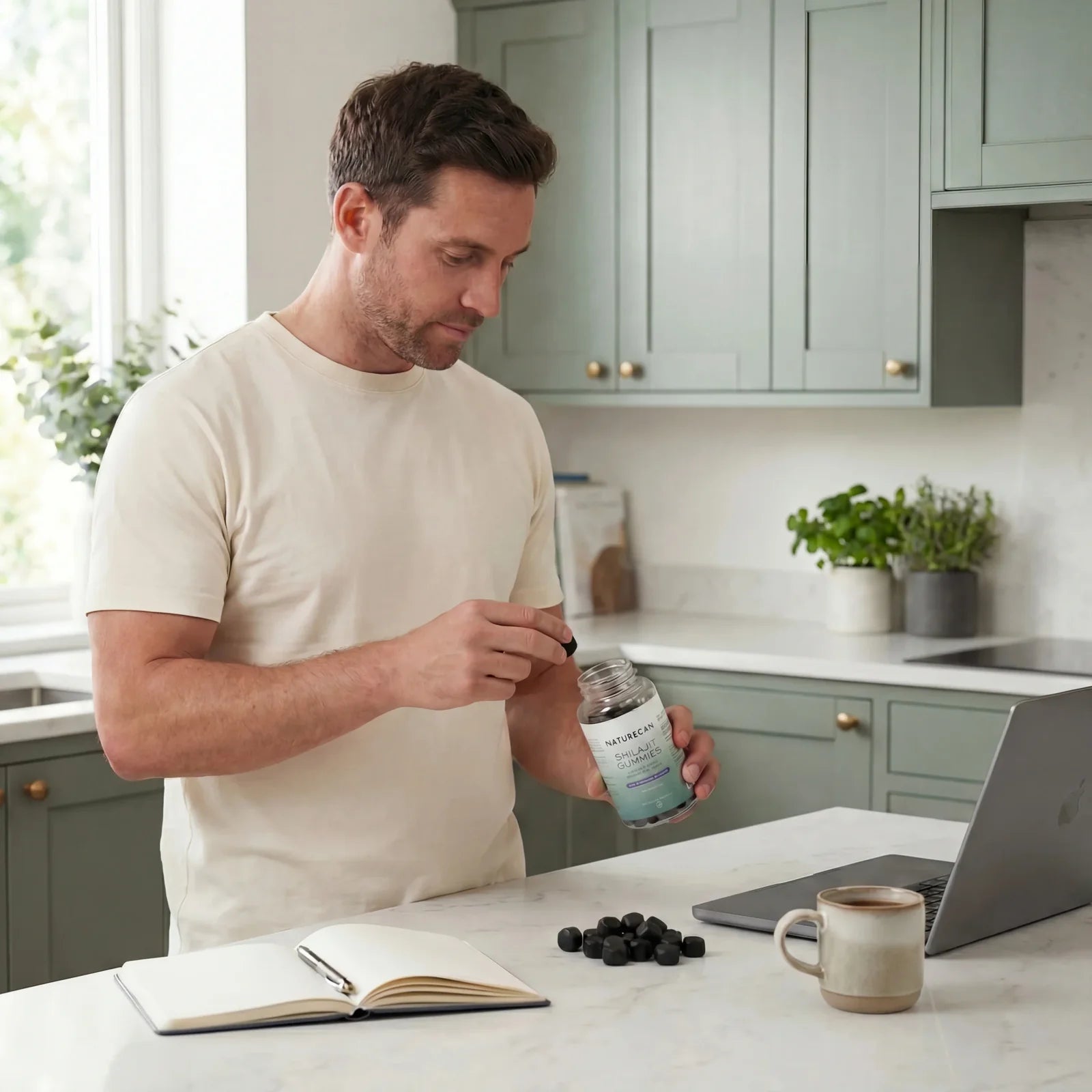 en man som äter shilajit gummies